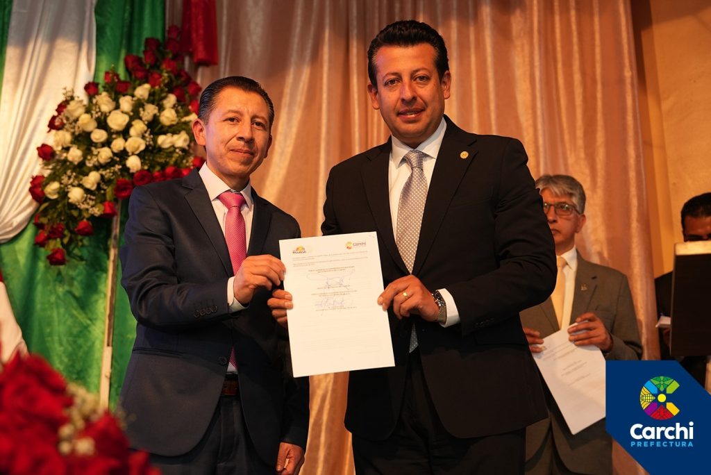 Prefecto Julio Robles junto al alcalde de Huaca