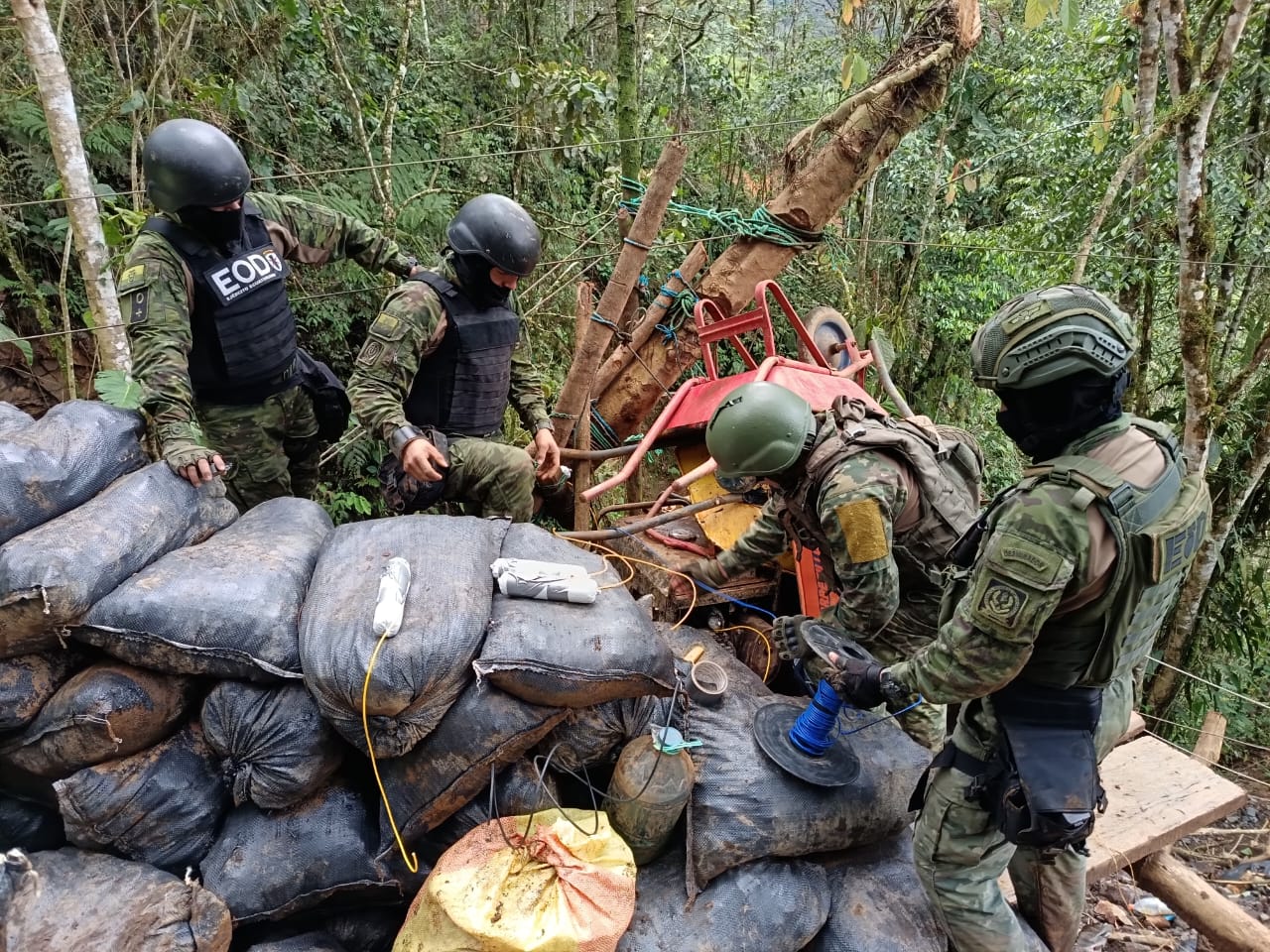 Ejército ecuatoriano ejecuta operativo contra la minería ilegal en el Carchi