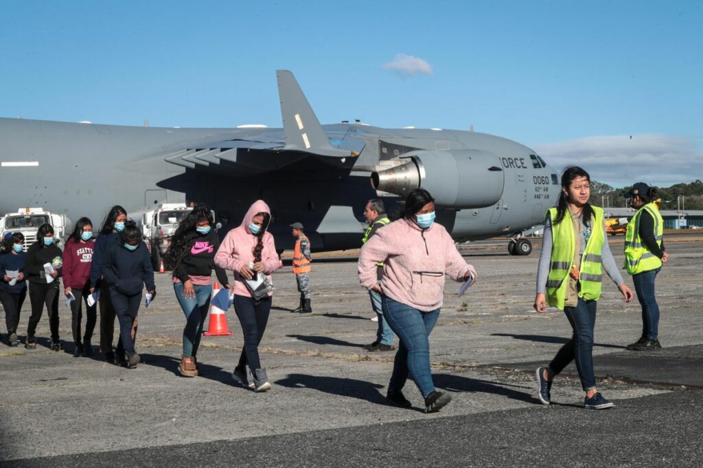 GOBIERNO DE ECUADOR OTORGARÁ USD 470 MENSUALES A MIGRANTES DEPORTADOS