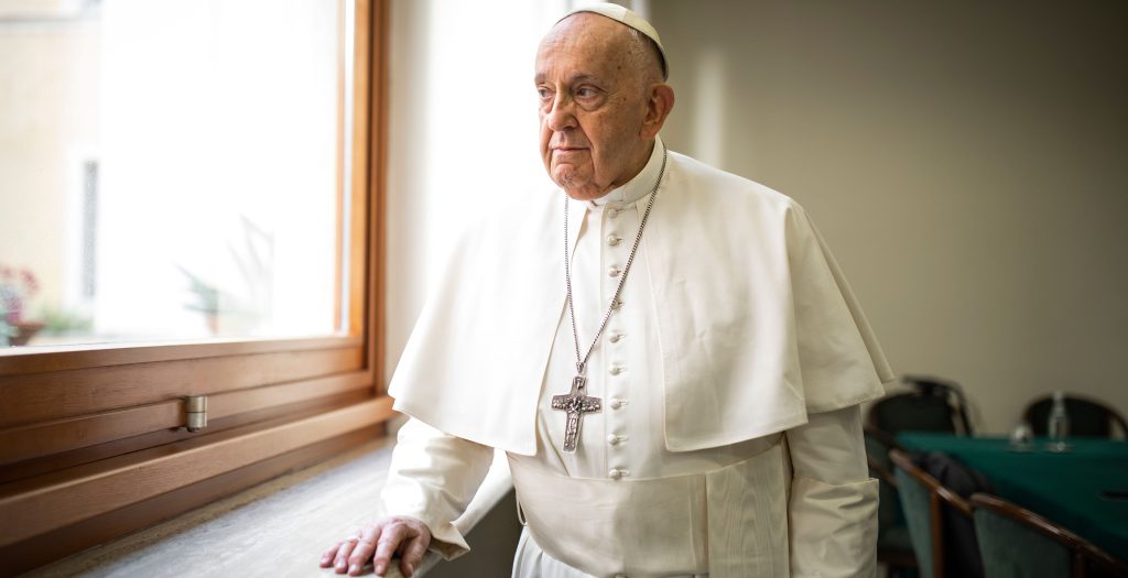 Papa Francisco mejora mientras continúa su tratamiento