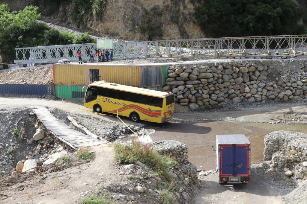 Puente Bailey sobre el río El Carmen, casi listo para su entrega