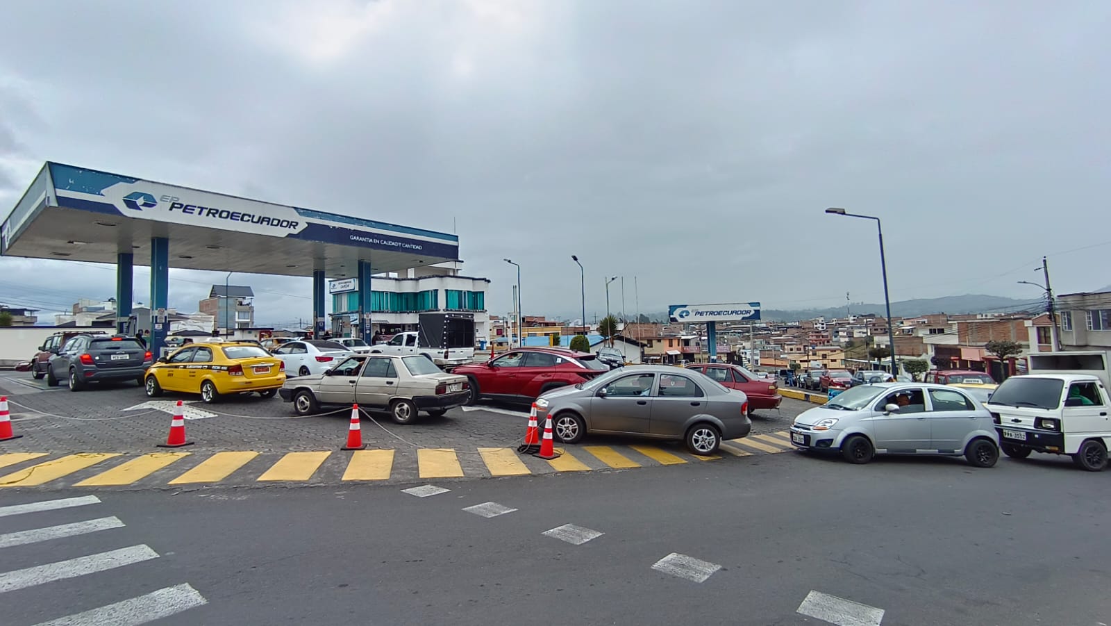 Falta de despachadores provoca largas filas en gasolineras de Tulcán