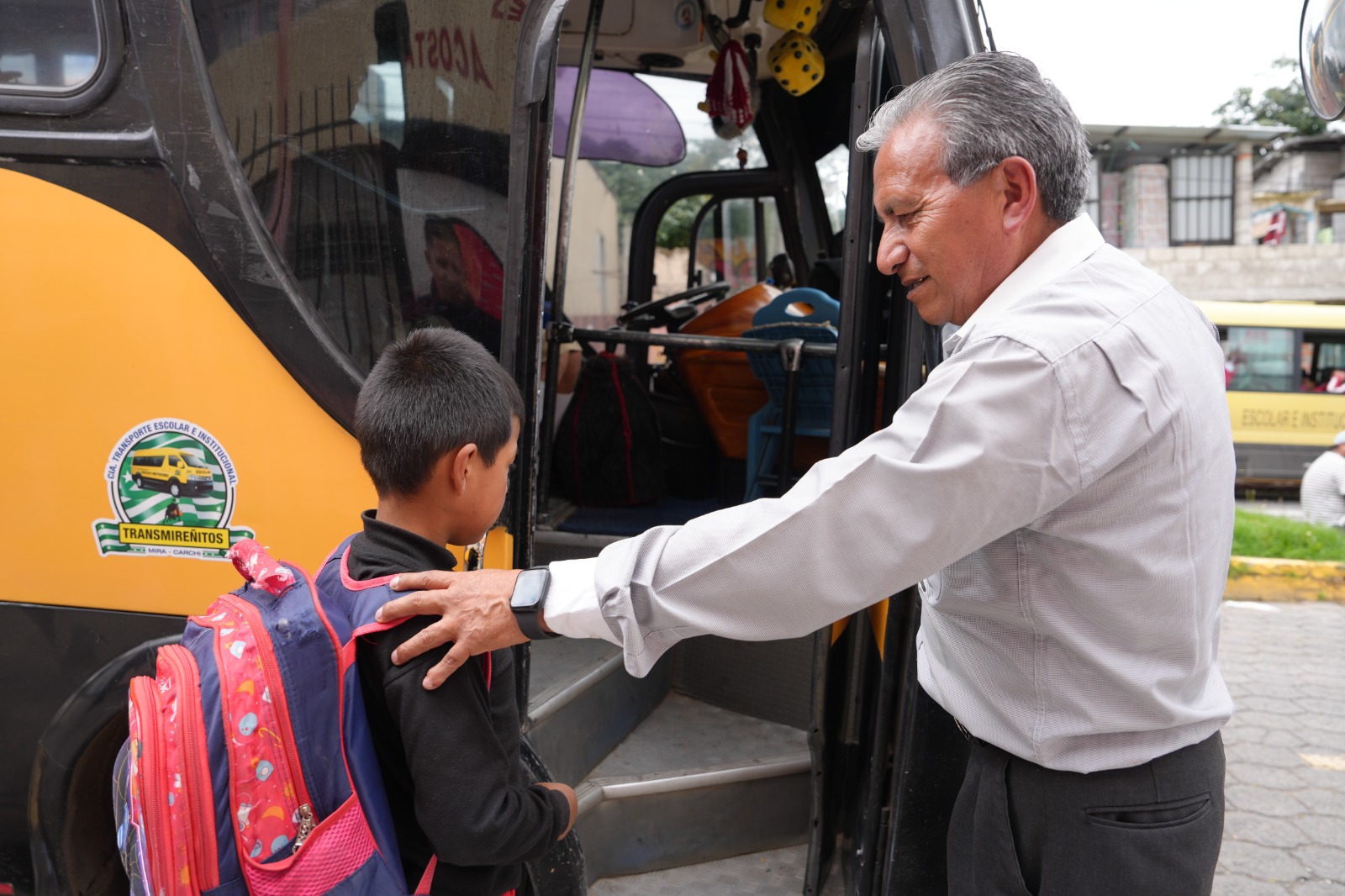 Convenio garantiza transporte rural gratuito para estudiantes del cantón Bolívar