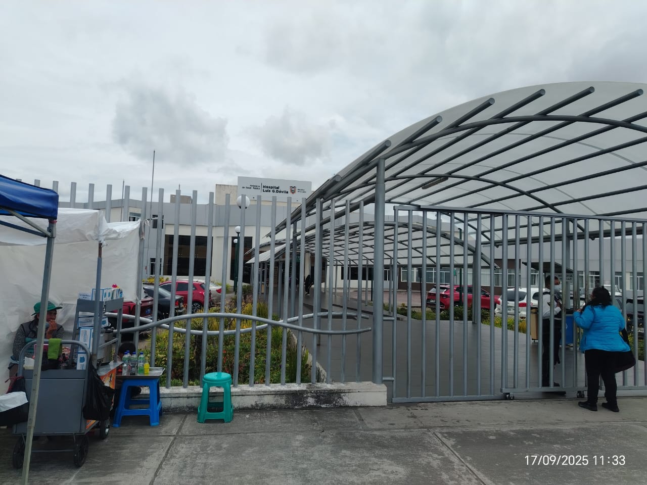 Médicos entregan oficio sobre situación de los servicios en el hospital de Tulcán