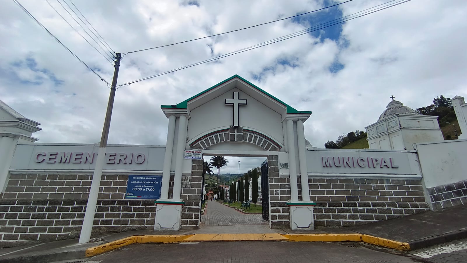 Realizan adecentamiento del cementerio municipal, previo al Día de los Difuntos