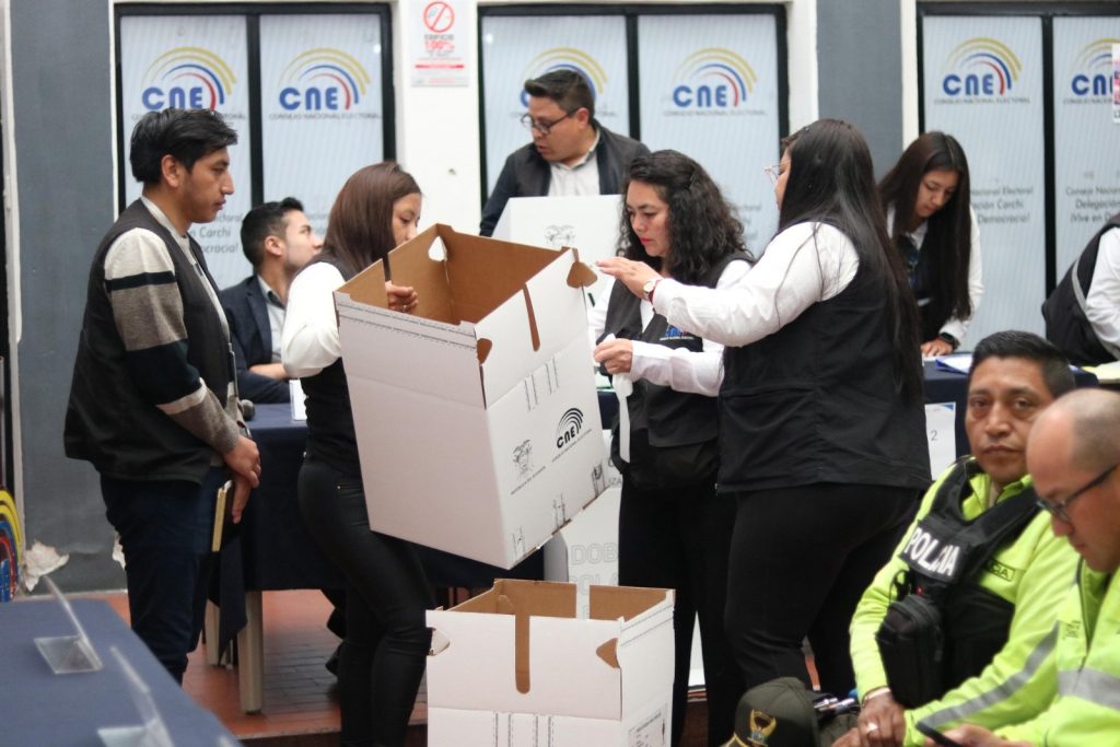 CNE-Carchi culminó contratos ocasionales de siete funcionarios