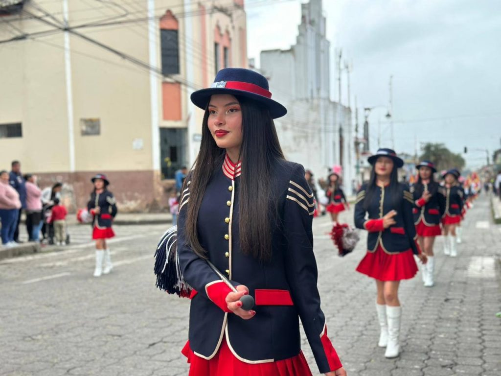 Reencuentro generacional en la U. E. ‘Tulcán’ abre inicio de fiestas