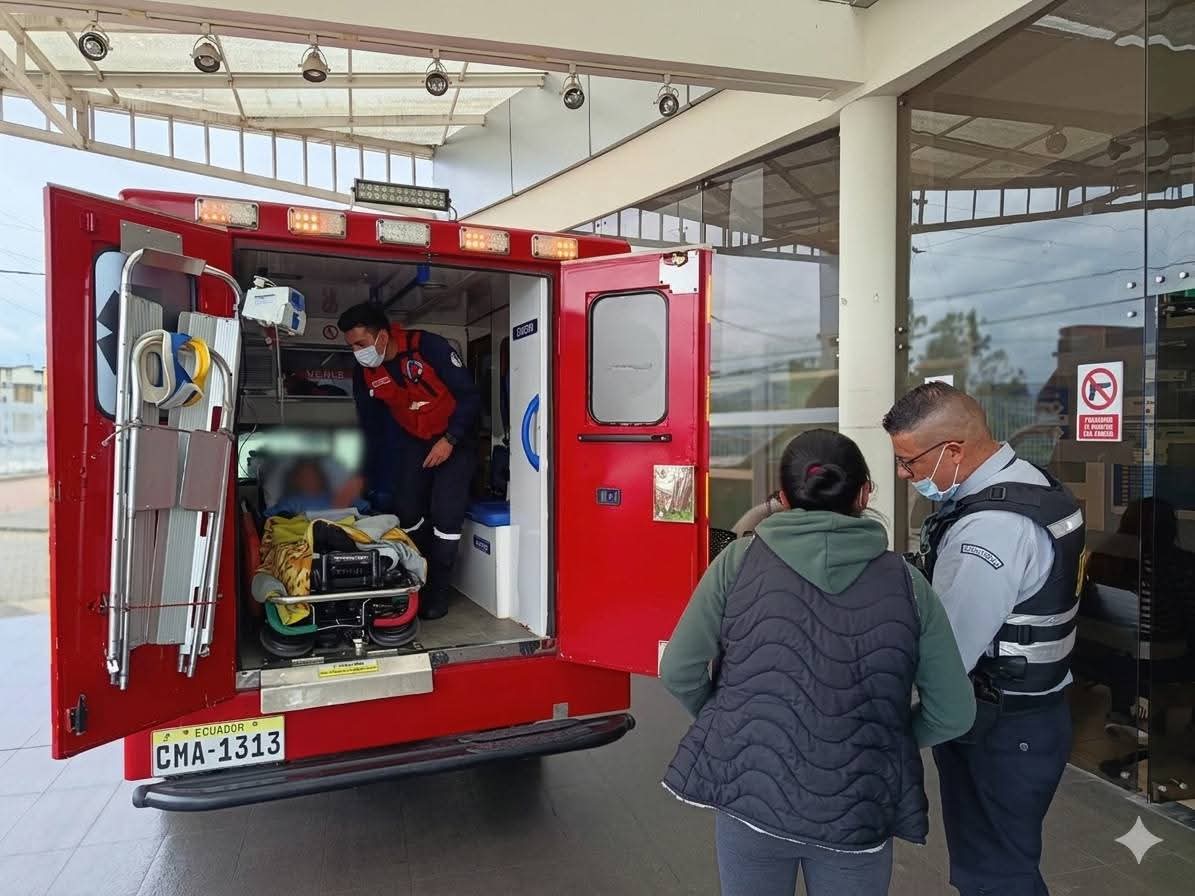Bomberos de Montúfar asumen traslados de pacientes ante falta de ambulancias del Ministerio de Salud